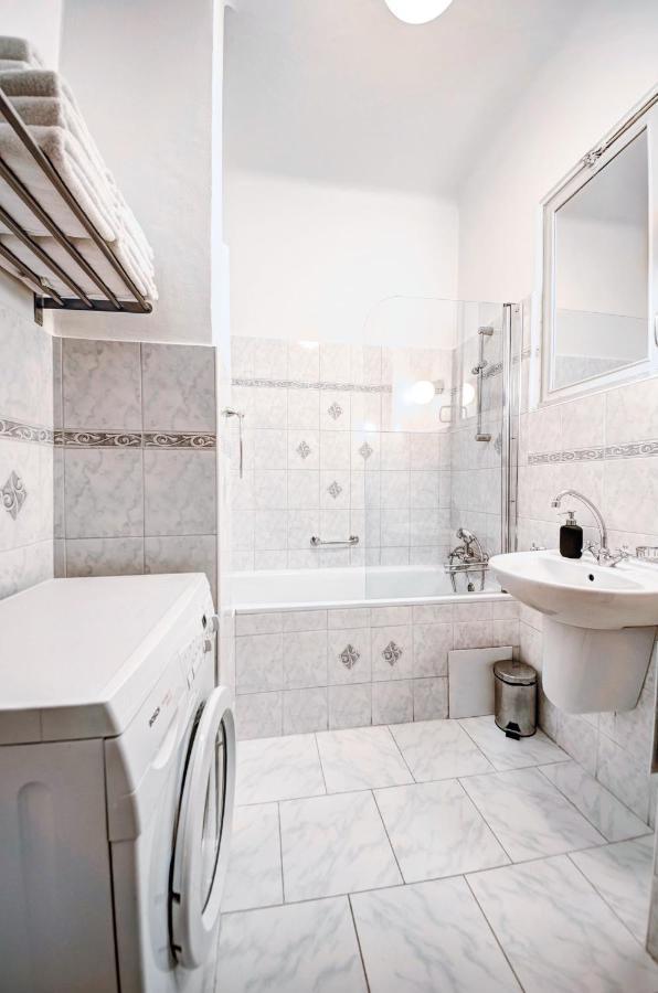 Turnkey I Vintage Terrace Apartment Prague Luaran gambar